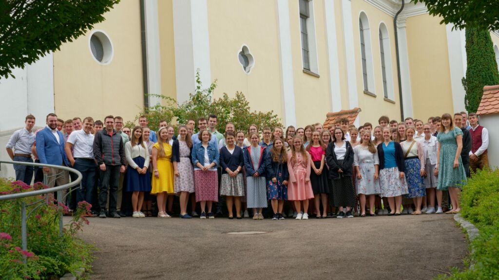 Jugendliche vor Kirche Gruppenfoto